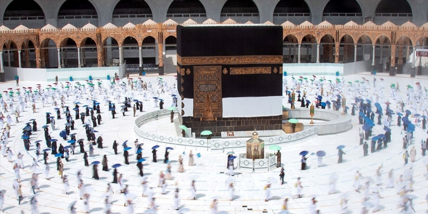 Kutsal Topraklardaki Müslümanlar Ziyaret Tavafını Yaptı