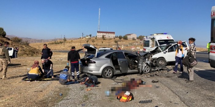 Düzensiz göçmenleri taşıyan otomobille cip çarpıştı: 1 ölü, 13 yaralı