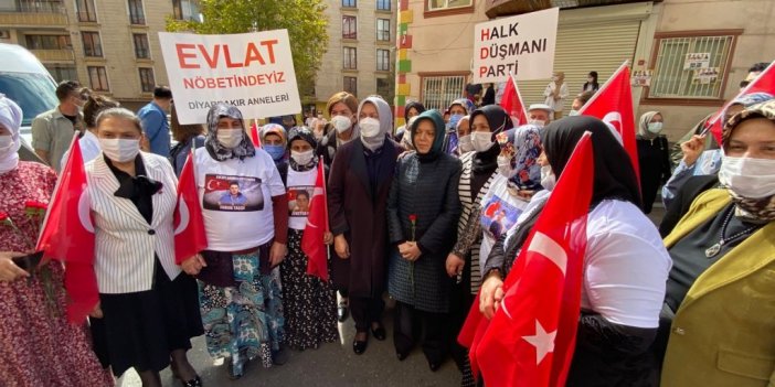 TMMB Başkanı Şentop’un eşi Sabriye Şentop ve milletvekili eşlerinden eylemdeki ailelere ziyaret