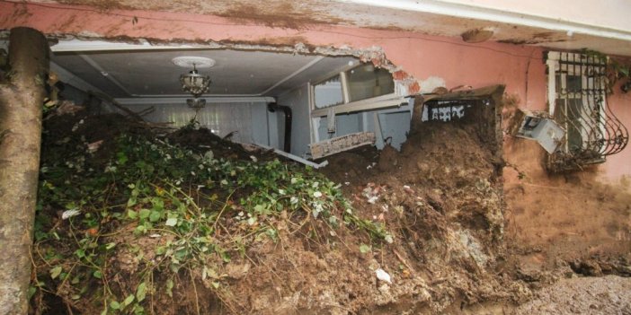 Heyelan nedeniyle evinin salonu toprakla doldu
