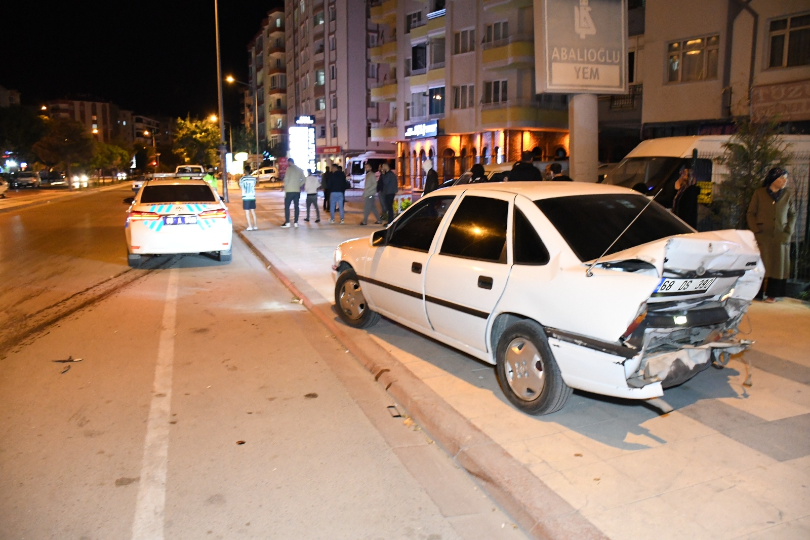 Minibüsle çarpışan otomobil savrularak hamile kadına çarptı