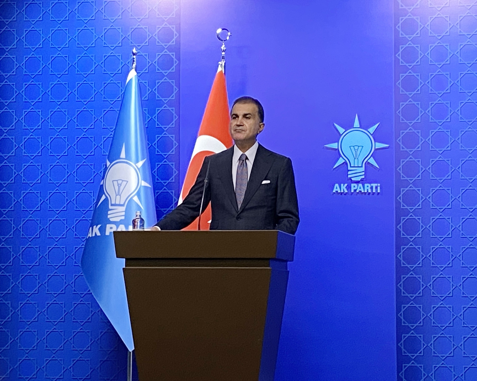 Ömer Çelik: “AK Parti laik devlet düzenini savunmaktadır”