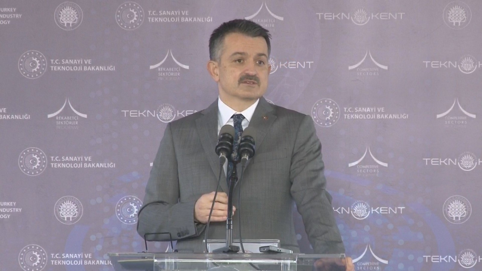 Pakdemirli: “Elektrikli traktörümüzün inşallah seri üretimine önümüzdeki yılın ocak ayında başlıyoruz”