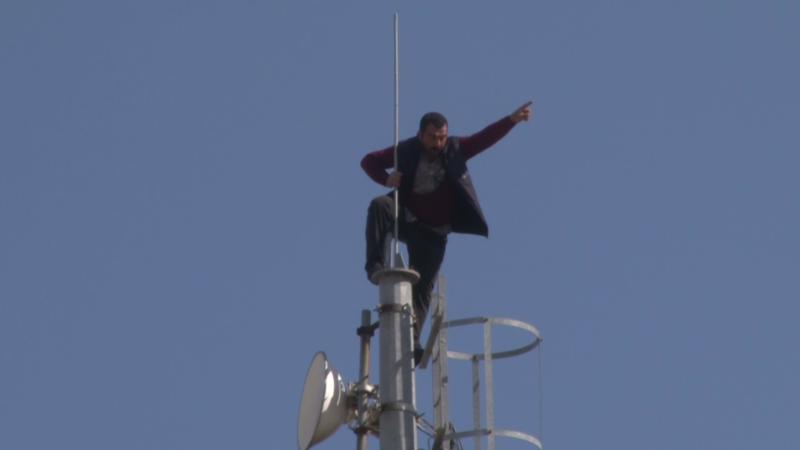 Kartal’da simit satması engellenen kişi verici kulesine çıktı