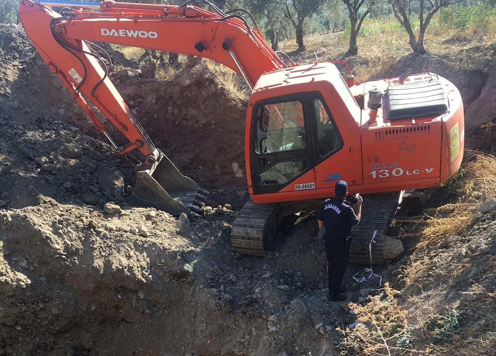 İş makinesi ile kaçak kazı yaparken yakalandılar