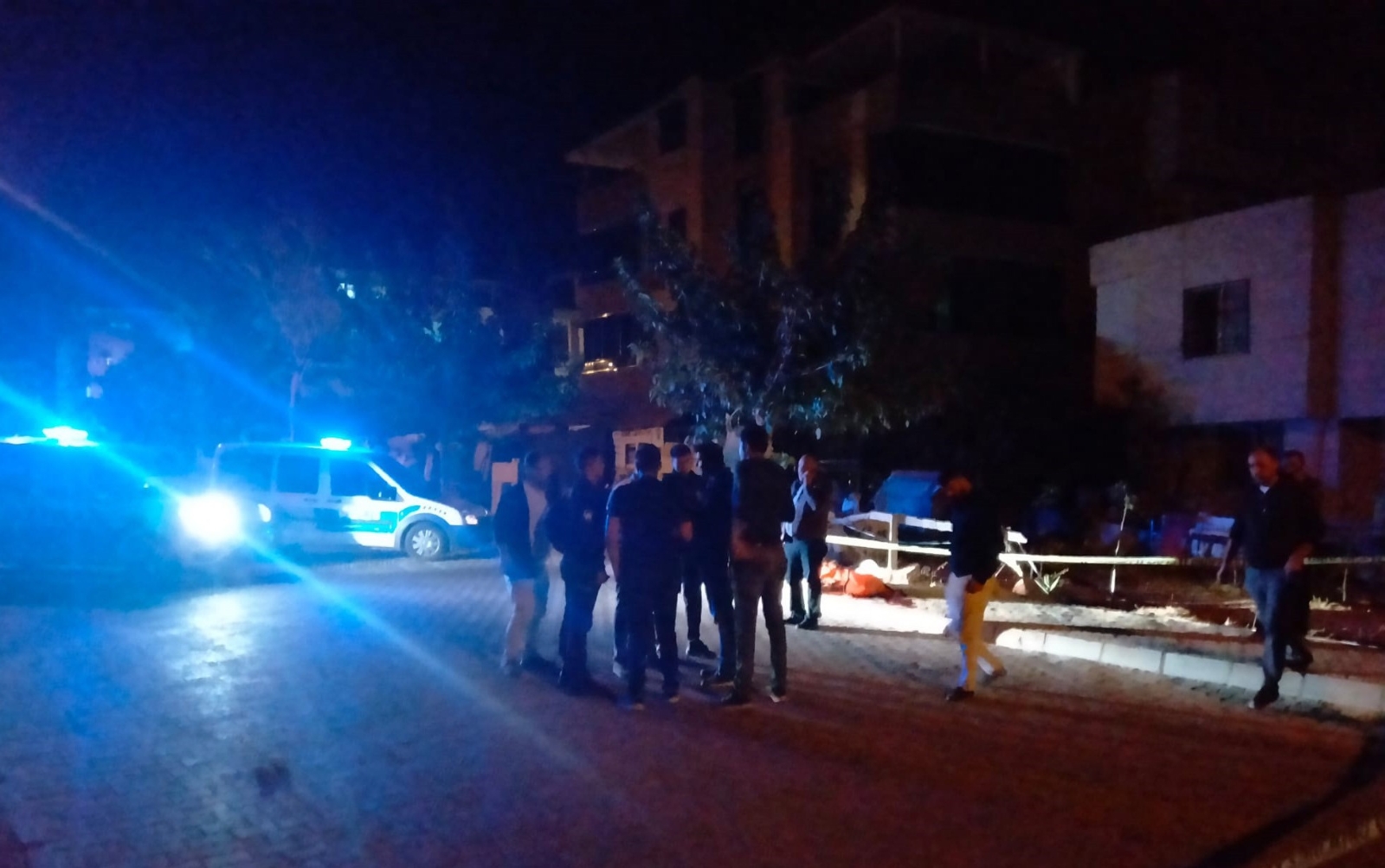 Didim’de bir kişi kaldırımda silahla vurulmuş hale bulundu