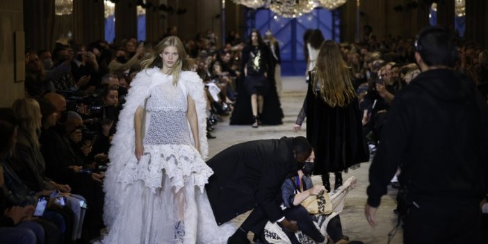 Louis Vuitton defilesinde "Aşırı Tüketim" protestosu