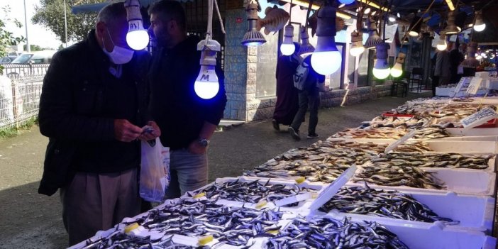 Hamsinin fiyatı 10 TL’ye kadar gerileyince vatandaş tezgahlara akın etti