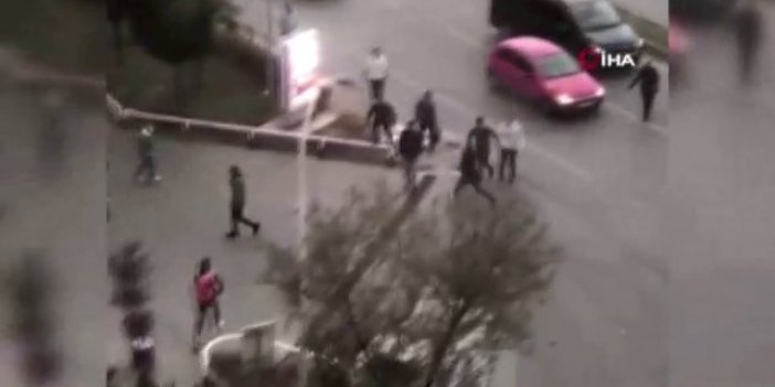 Trafikte kavga ettiği motokuryeyi çekiçle kovaladı