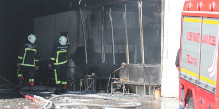 Yanan fabrikasını gözyaşlarıyla izledi