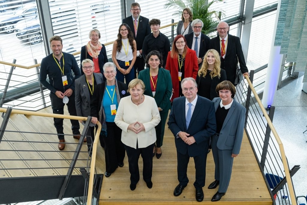 Almanya’da birlik elçisi seçilen Doktor Gürsoy, Merkel’le bir araya geldi