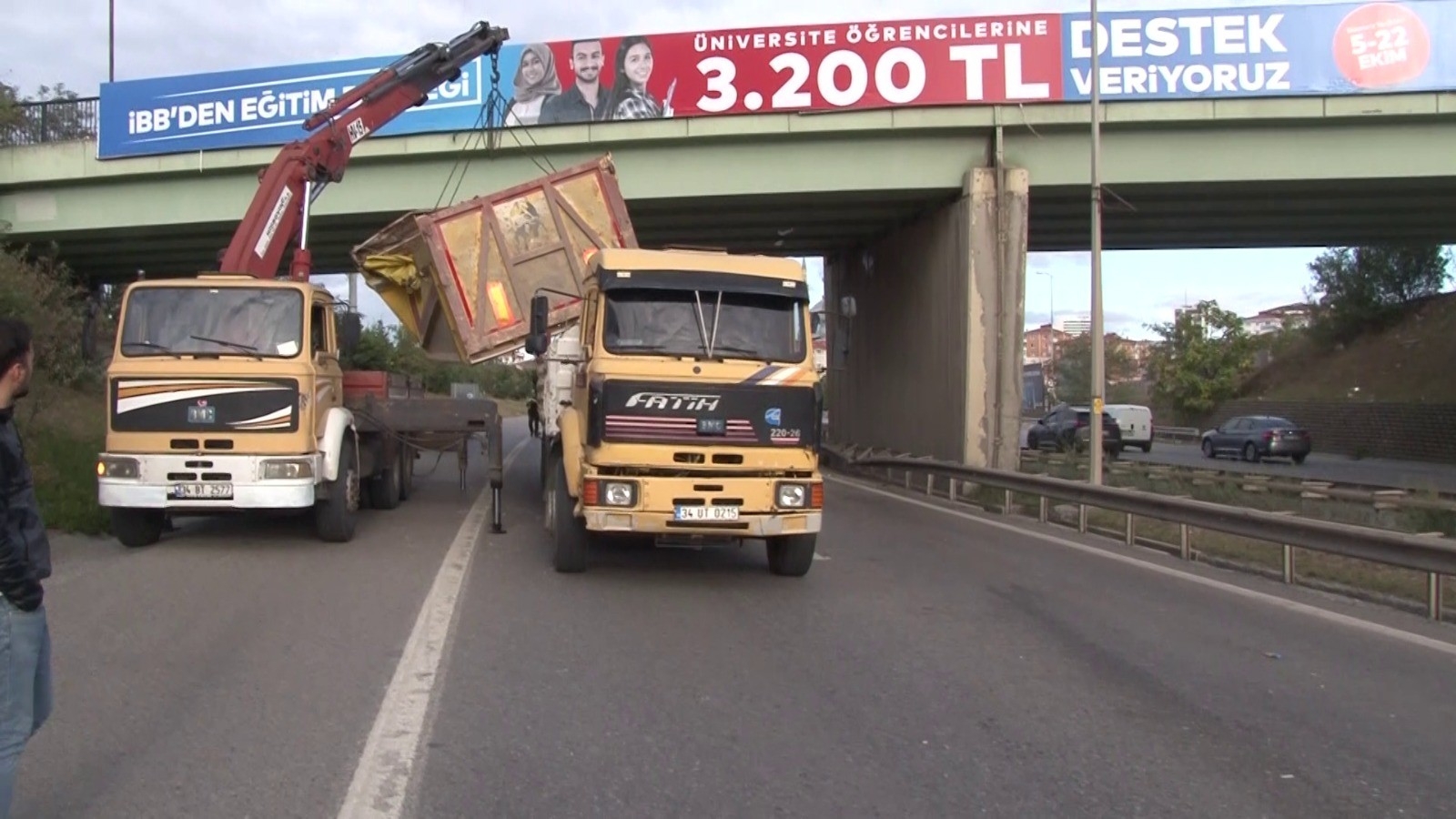 Ümraniye’de seyir halindeki kamyonun açılan damperi köprüye çarptı