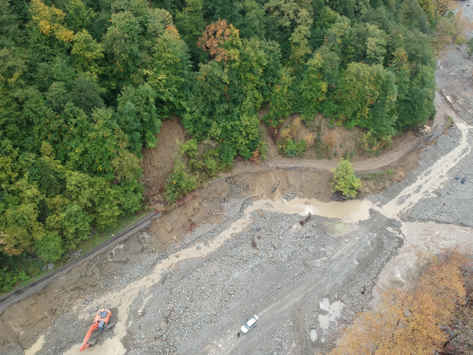Ayancık’ta yağışlar korkuttu: Köy yolları çöktü, elektrik direkleri yan yattı