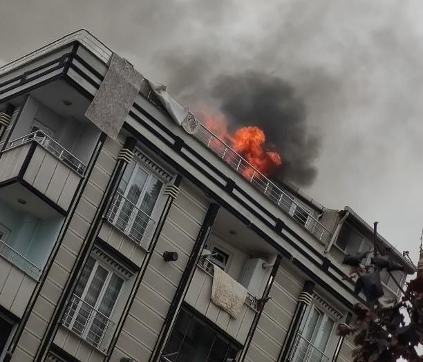 Esenyurt’ta şarja takılan cep telefonu patladı, yangın çıktı