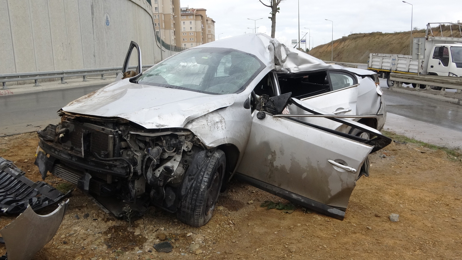 Başakşehir’de takla atan otomobilde 2 kişi yaralandı