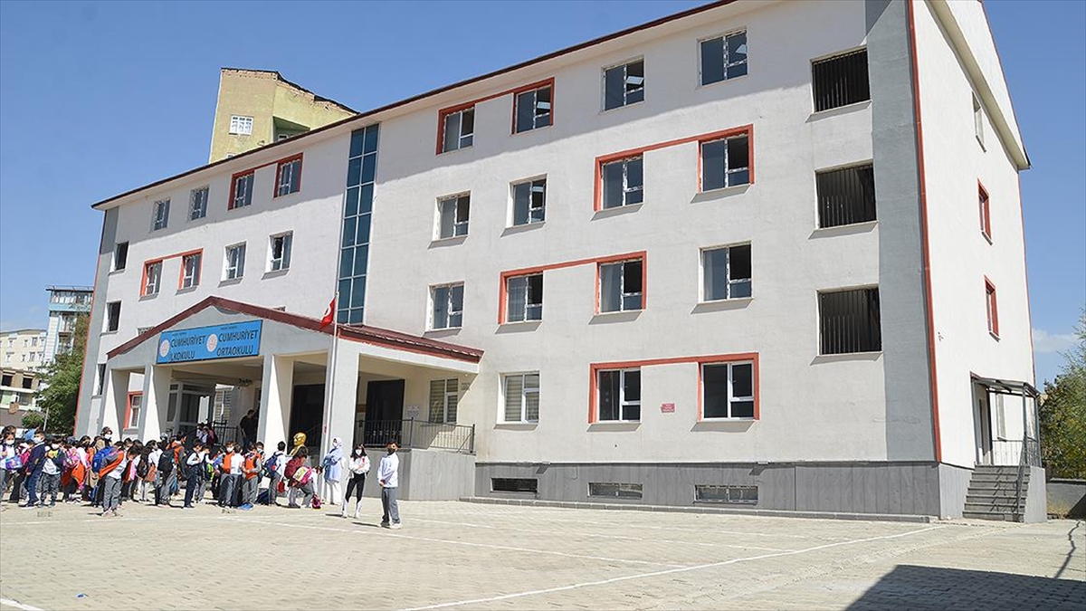 Yüksekova'da Terör Örgütü Yandaşlarınca Yakılan Dersliklerin Yerine Daha Fazlası Yapıldı