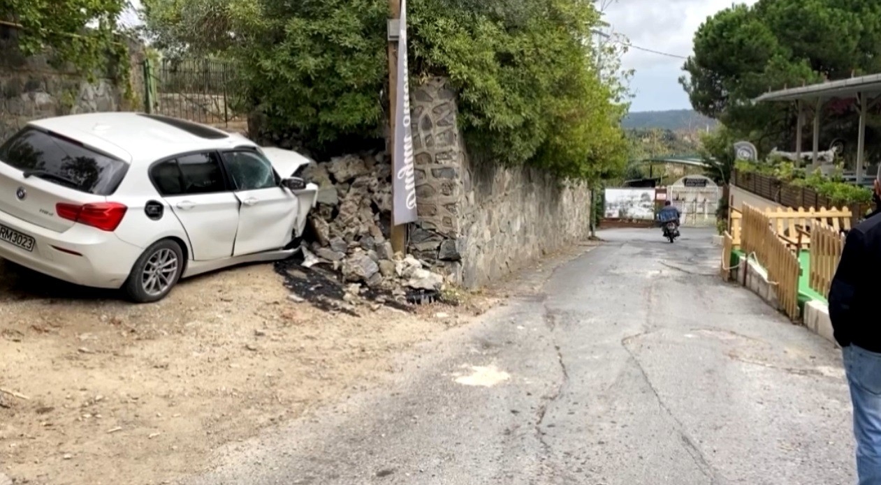 Direksiyon hakimiyetini kaybeden kadın sürücü istinat duvarına çarptı