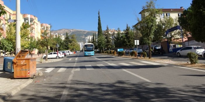 Otobüsün altında kalmaktan son anda kurtuldu