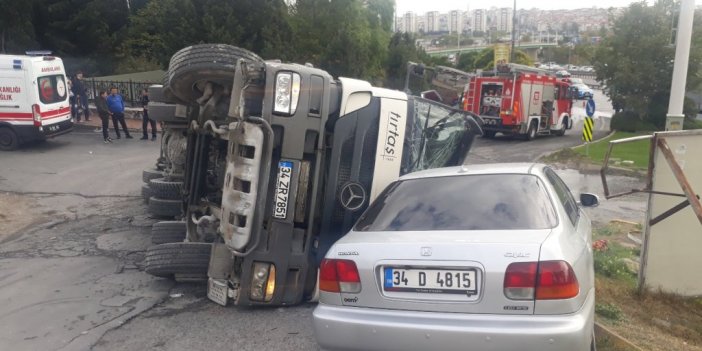 Bahçelievler’de Beton Mikseri, Park Halindeki Otomobilin Üzerine Devrildi