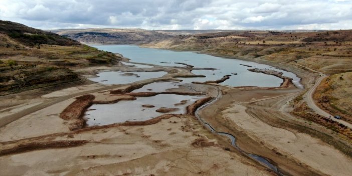 Suyu 1 kilometre çekildi, barajın son görüntüsü korkuttu
