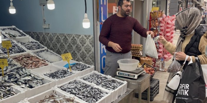 Hamsi 15 TL’ye düştü, tezgahlar şenlendi