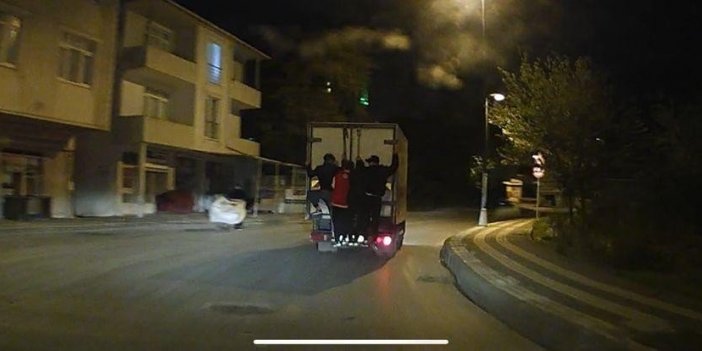 Kamyonet kasasına takılan çocukların tehlikeli yolculuğu kamerada