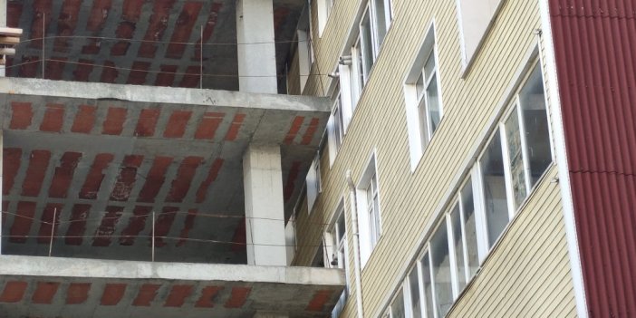 Şişli’de ilginç görüntü: Bina inşaatı 40 yıllık apartmana dayandı