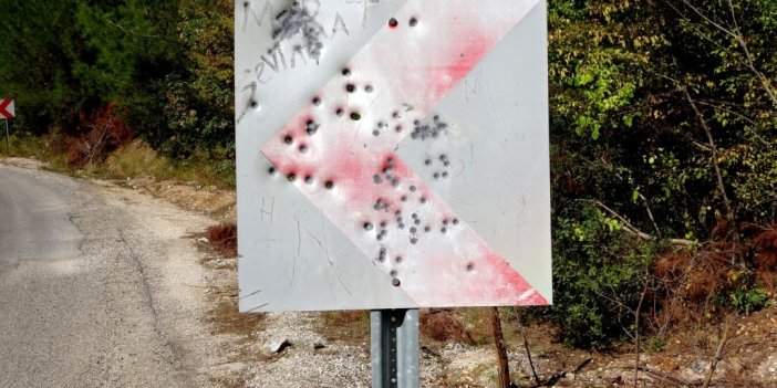 Trafik levhaları magandaların hedef tahtası oldu