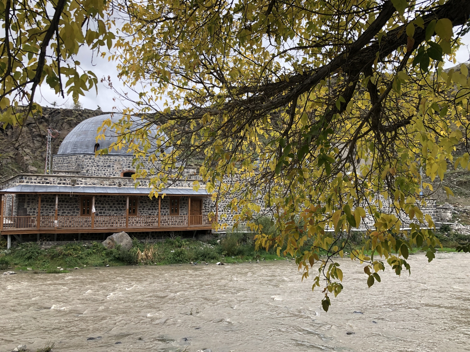 Kars’ta tarihi yerlerde sonbahar güzelliği