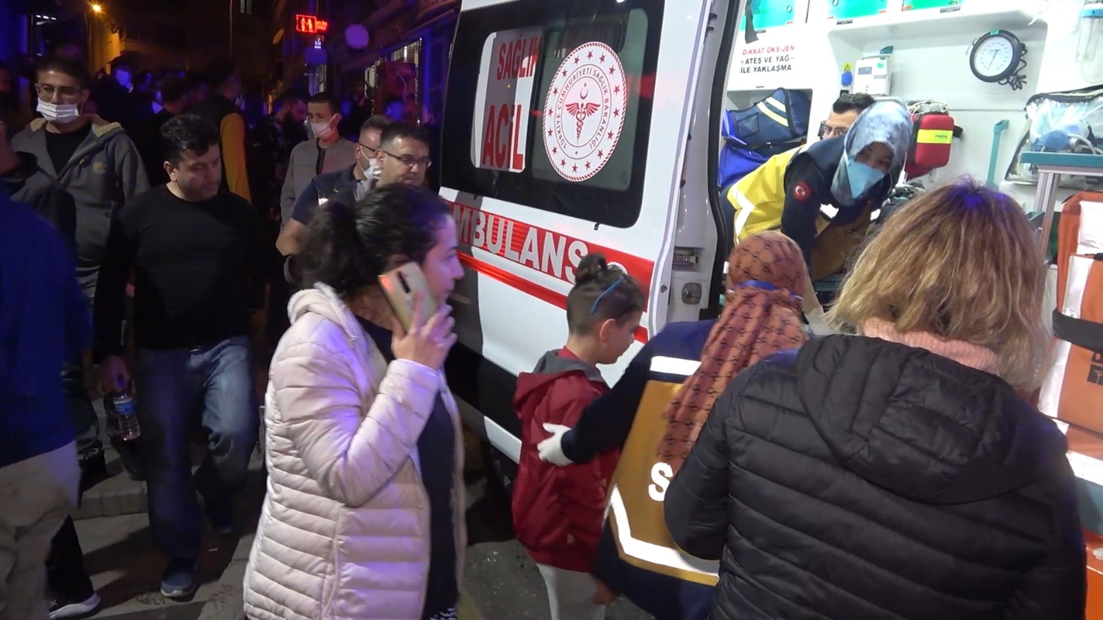 Facianın Eşiğinden Dönüldü: Fren Yerine Gaza Bastı, Otomobil Döner Salonuna Daldı