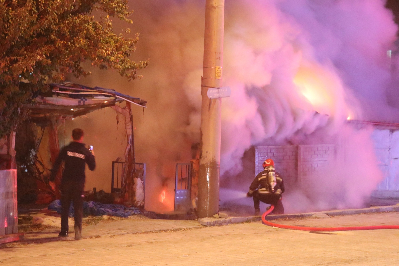 Garajda Yangın Çıktı, Alevler Evi Sardı: Mahsur Kalan Kadını İtfaiye Kurtardı