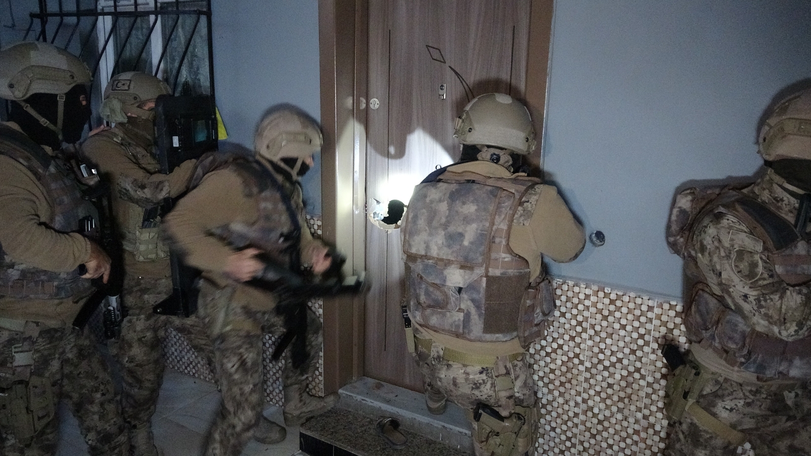 Bursa’da Silah Tacirlerine Şafak Operasyonu: 6 Kişi Tutuklandı