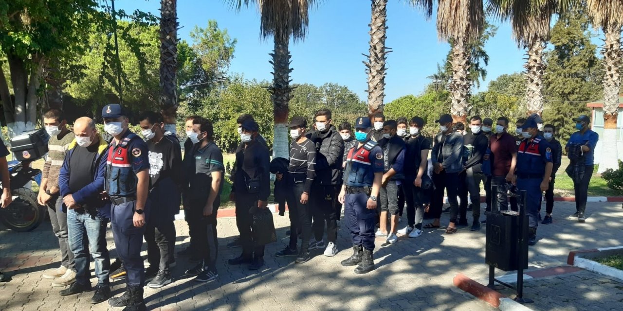 Antalya’da deniz kıyısındaki sazlık alana saklanan 28 düzensiz göçmen yakalandı