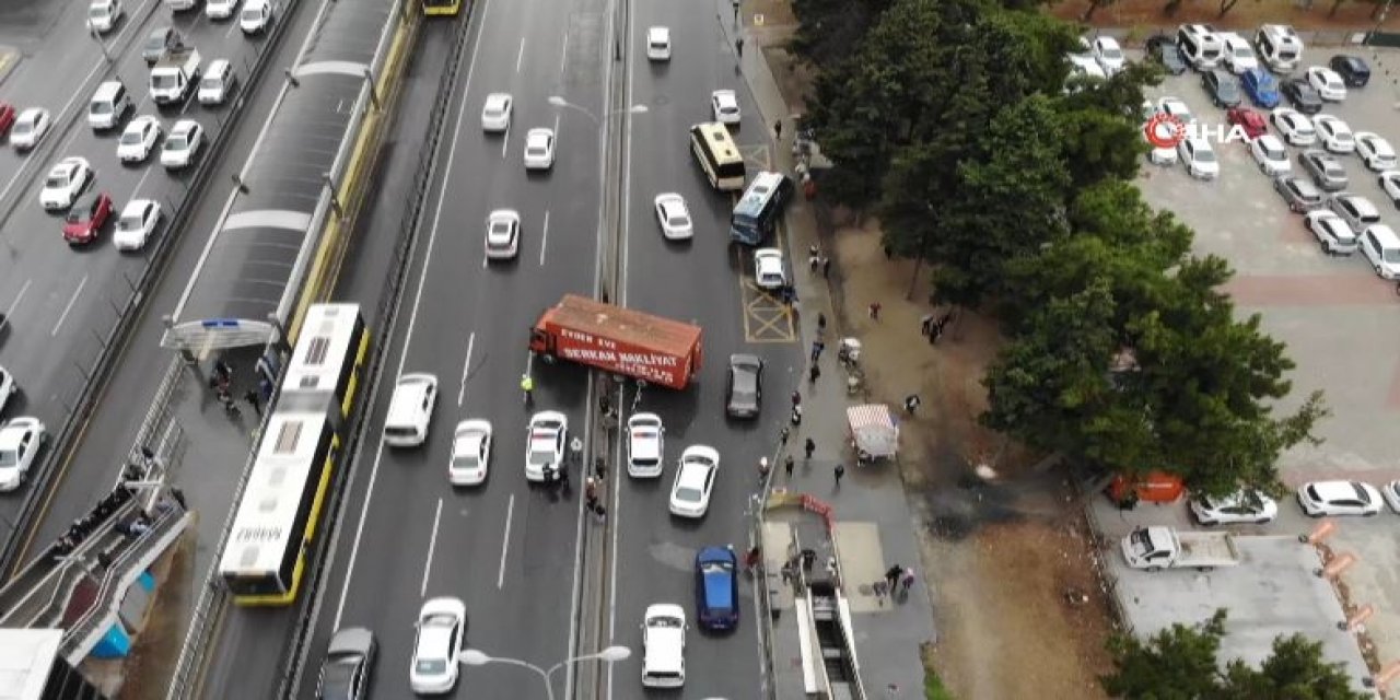 Beylikdüzü E-5 yan yolda zincirleme kaza: 1 yaralı