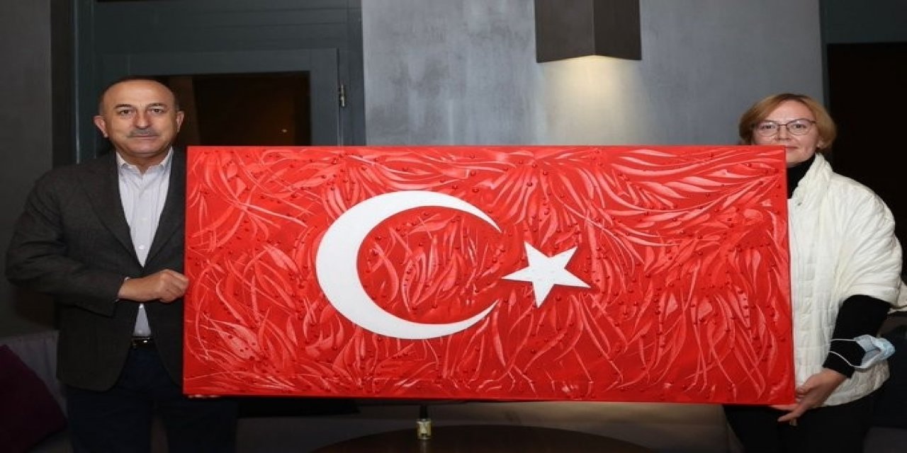 Ukraynalı ressam dereceye girdiği Türk bayrağı tablosunu Bakan Çavuşoğlu’na hediye etti