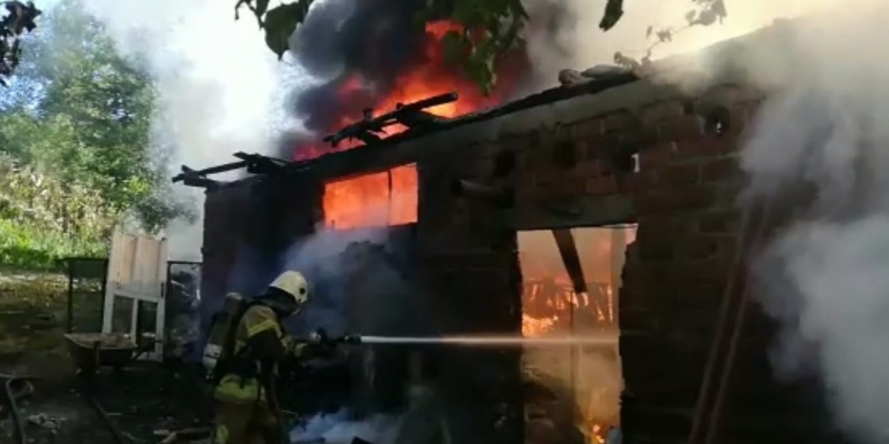 Depoda yangın... Otomobil hurdaya döndü