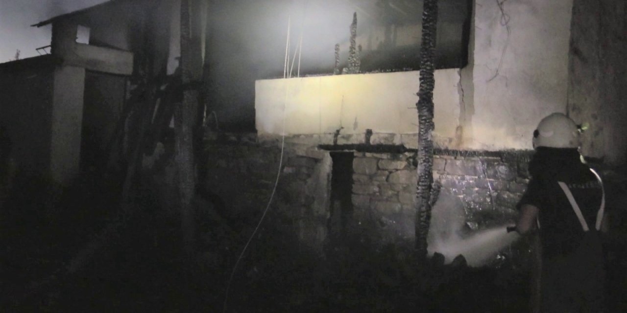 Akrabalarının bir evine kurşun yağdırdı, bir evini yaktı