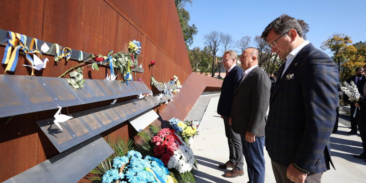 Bakan Çavuşoğlu, Cennet Bölüğü Anıtı’na çiçek bıraktı