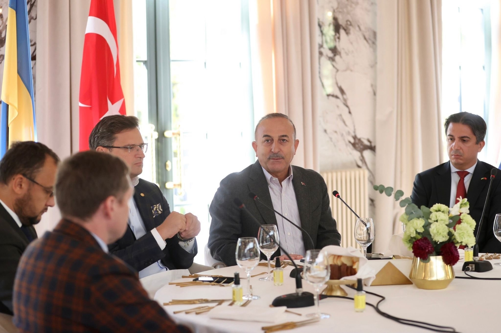 Dışişleri Bakanı Çavuşoğlu, Türk ve Ukraynalı iş adamlarıyla bir araya geldi