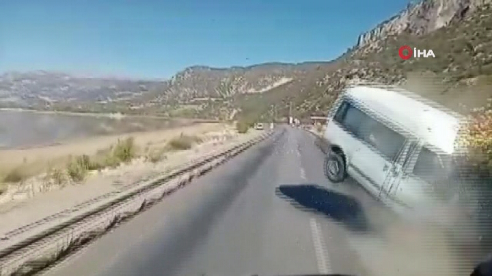 Minibüs ile kamyonet kafa kafaya çarpıştı: 1 ölü, 5 yaralı