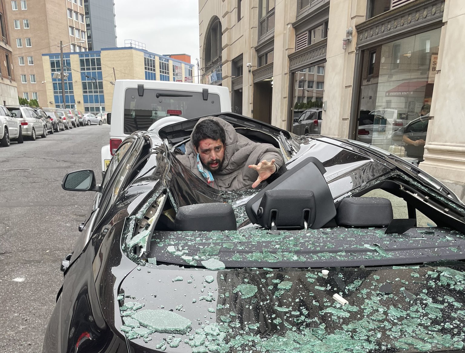 ABD’de 9’uncu kattan düşen adam sağ kurtuldu