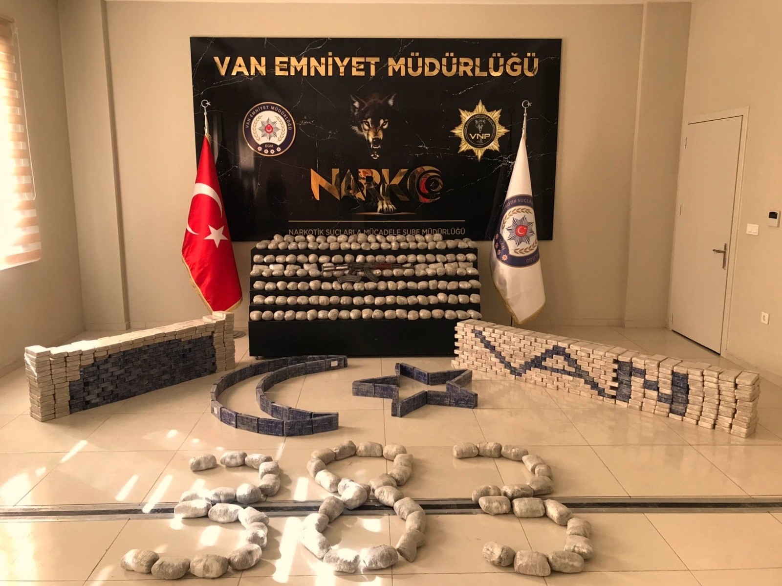 İçişleri Bakanı Soylu: “van Başkale’de; 753 Paket Halinde 383 Kg 122 Gr Eroin Ele Geçirildi”