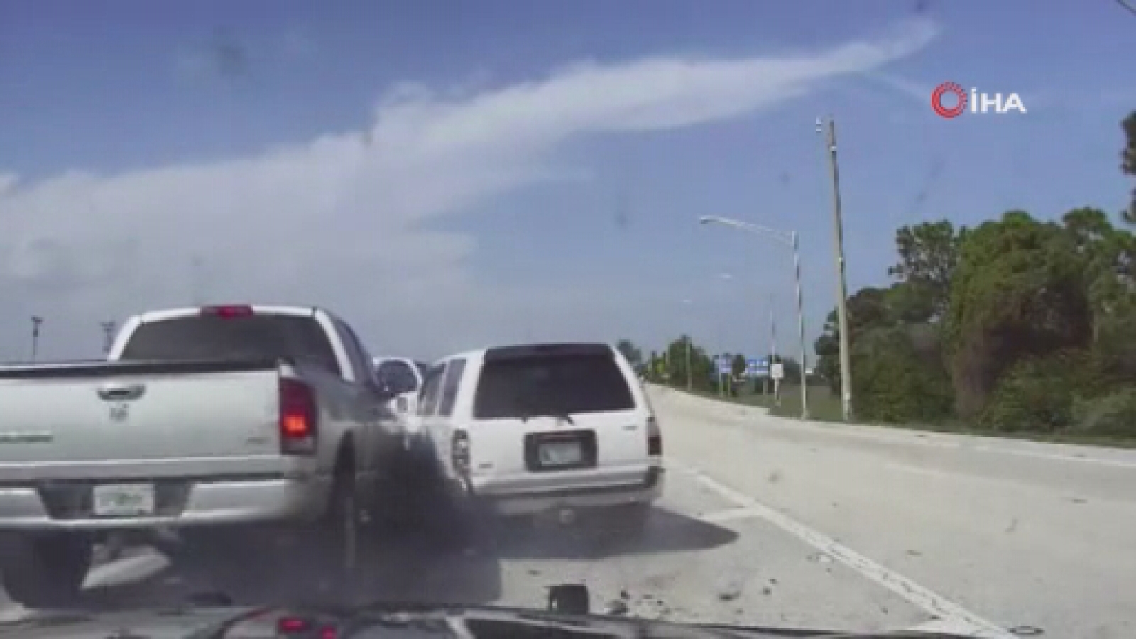 ABD’de otoyoldaki kazadan polis ve yardım ettiği kadın son anda kurtuldu