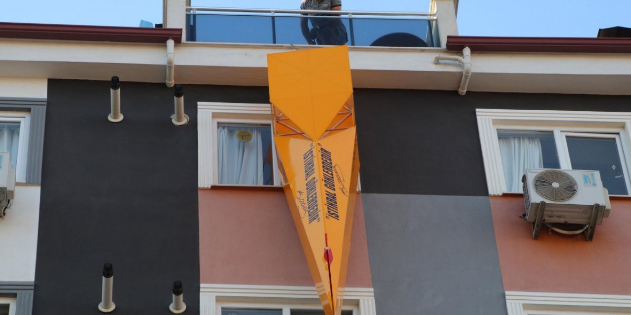 Denizli'de çılgın olay! Balkonundan aşağıya indirdi