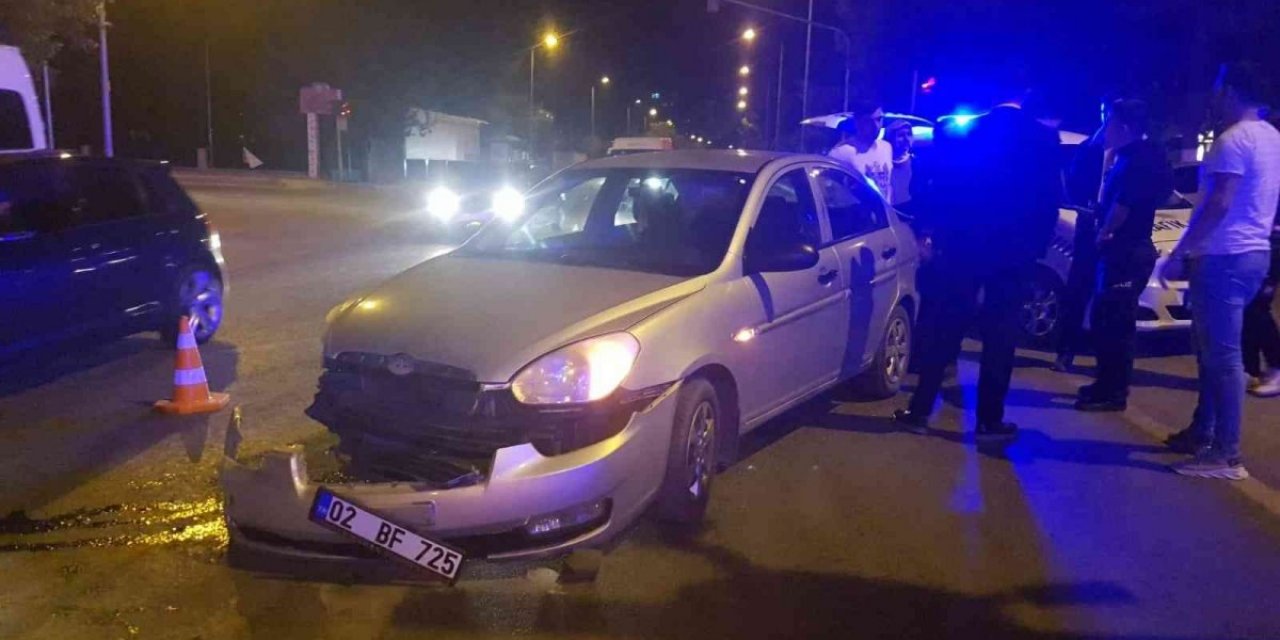 Adıyaman'da kavşakta iki otomobil çarpıştı: 2 yaralı