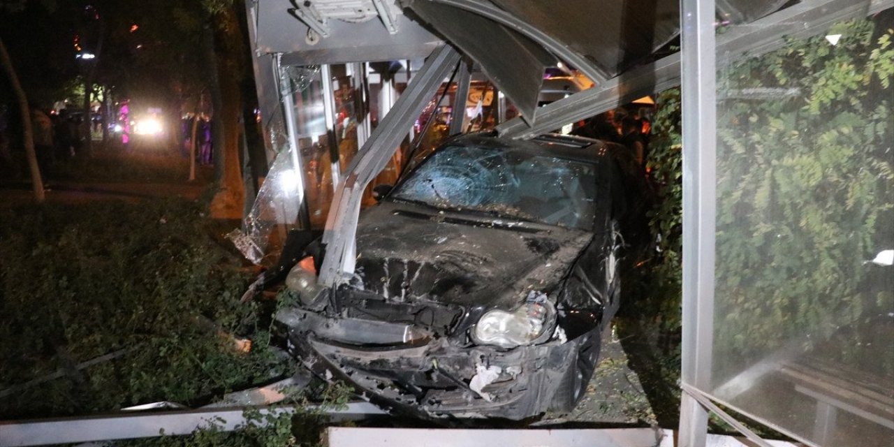 Isparta'da otomobil otobüs durağına çarptı: 5 kişi yaralandı