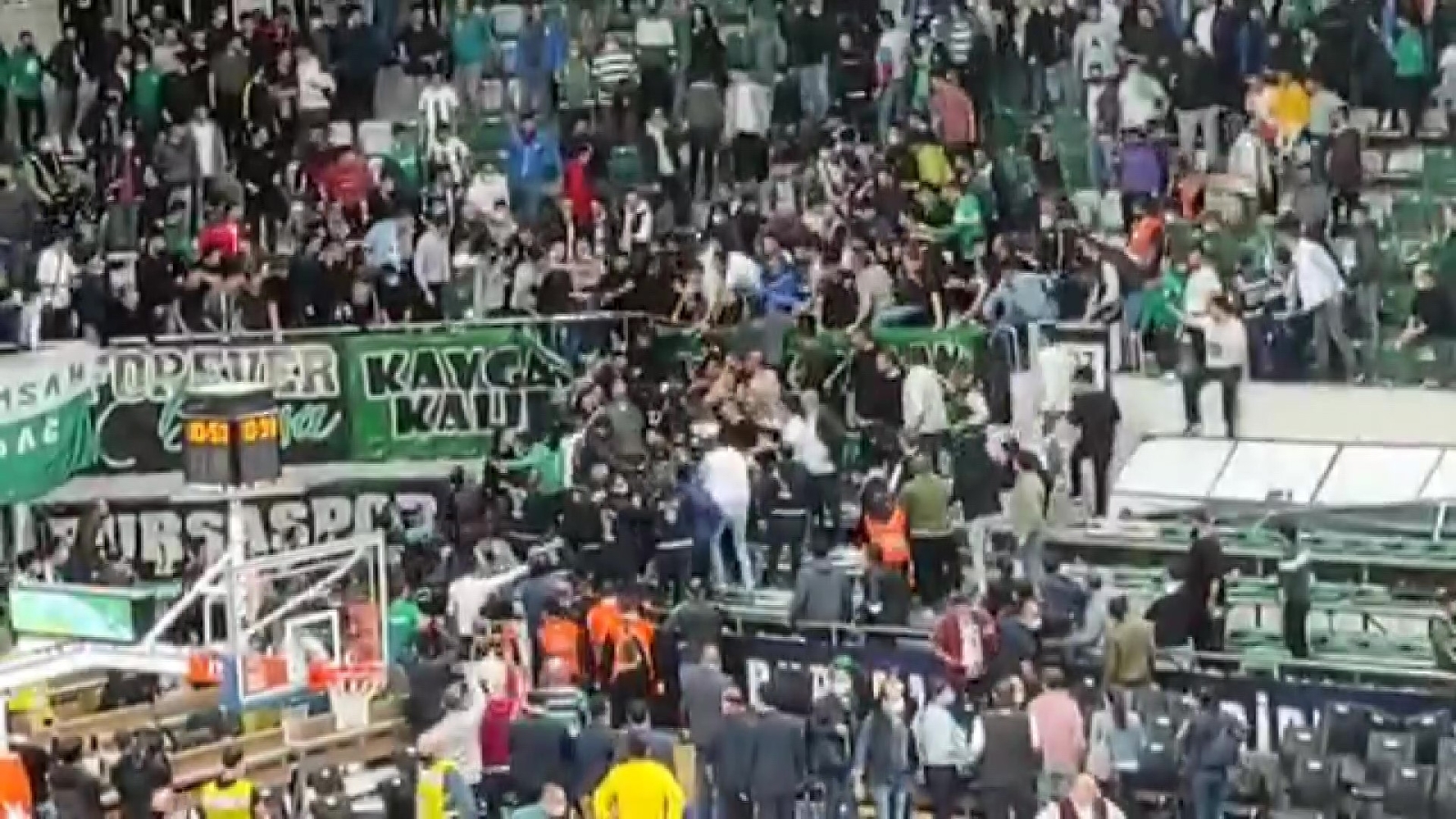 Bursaspor - Beşiktaş maçında taraftarlar arasında kavga