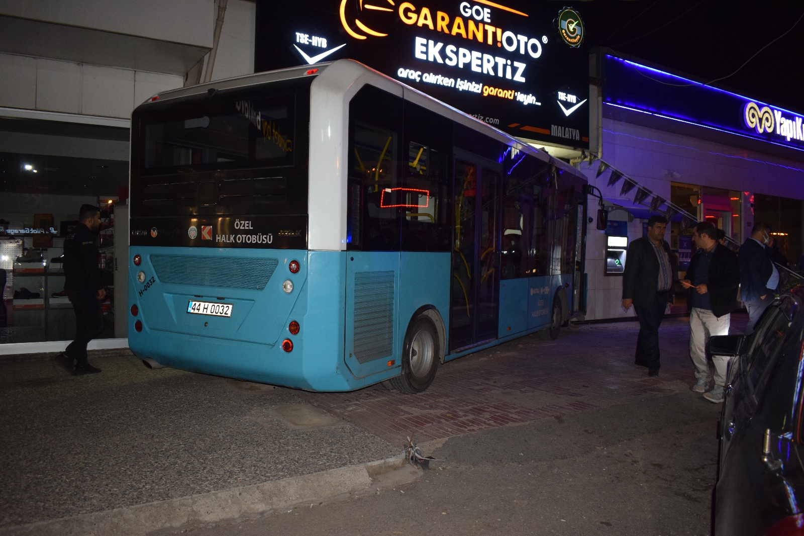 Sürücüsü kalp krizi geçiren otobüs oto bakım servisine daldı: 2 yaralı