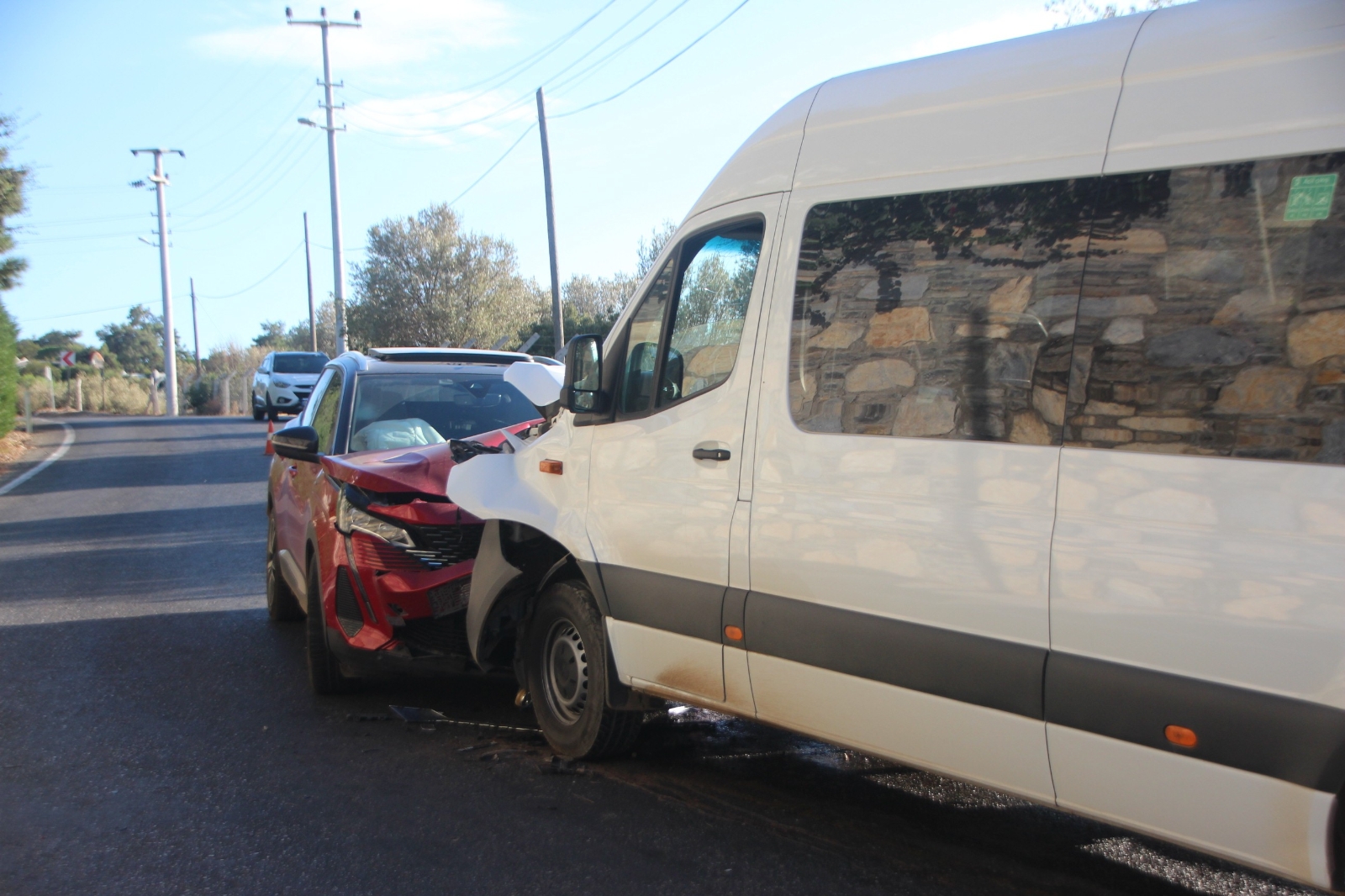 Minibüsle cip kafa kafaya çarpıştı: 22 yaralı