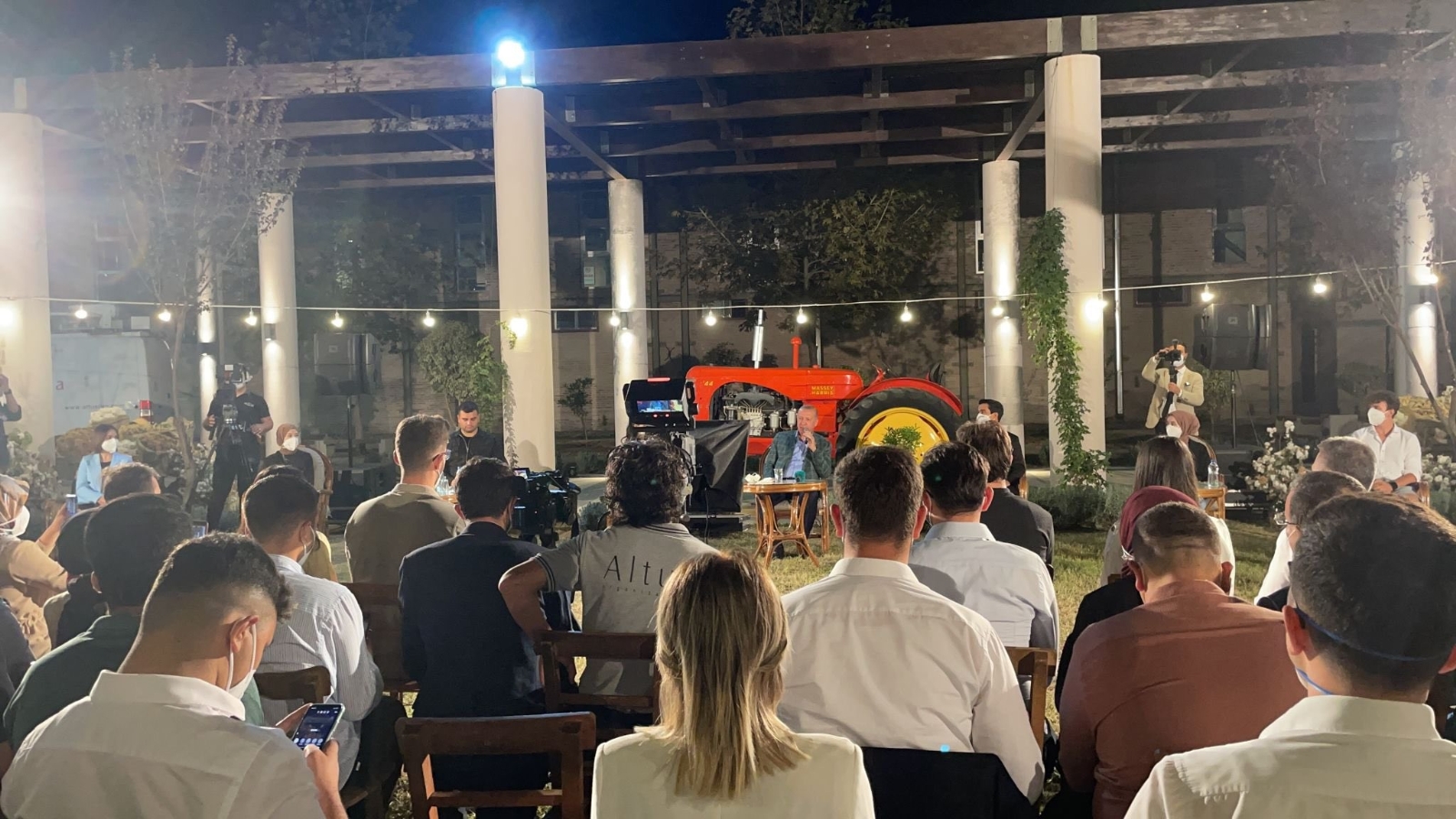 Cumhurbaşkanı Erdoğan, gençlerle ‘Uzun ince bir yoldayım’ türküsünü seslendirdi